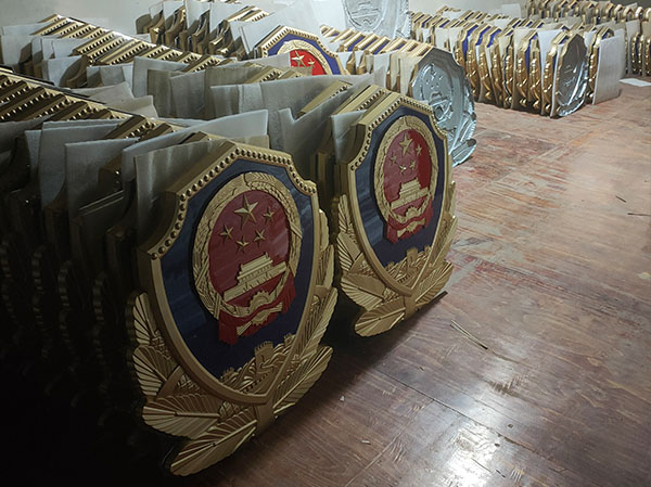 如何提高大型警徽制作的生产效率-187