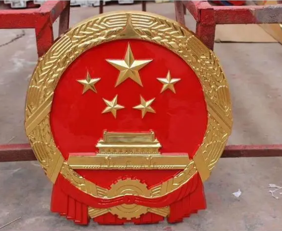 国徽的光泽度与材料关系